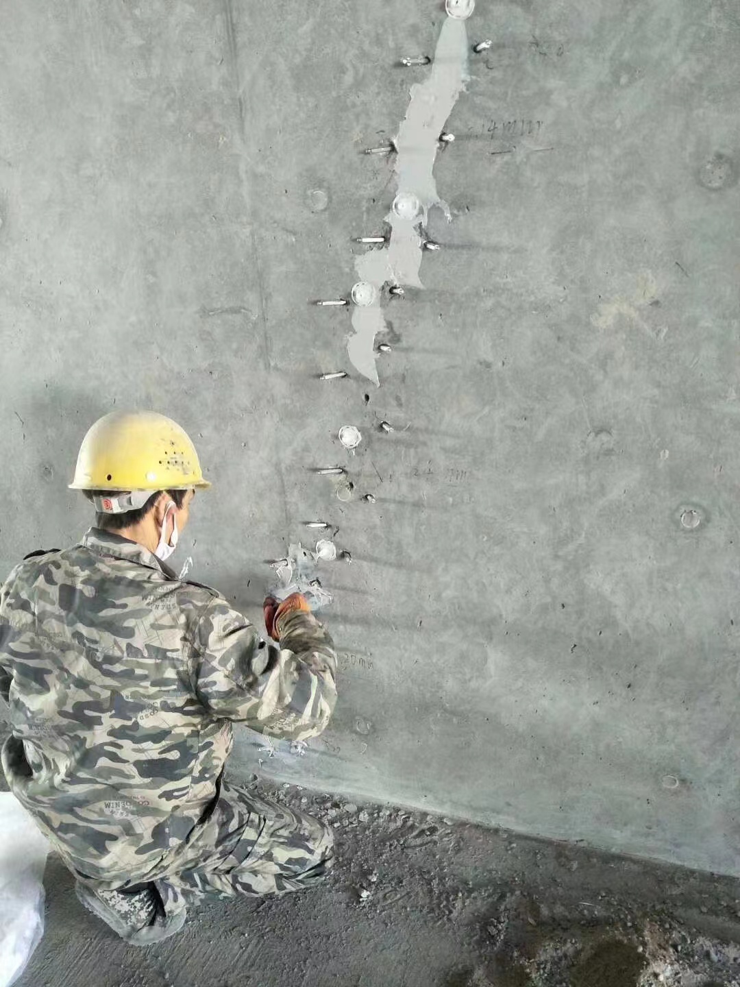西宁混凝土楼板裂缝加固施工的方案